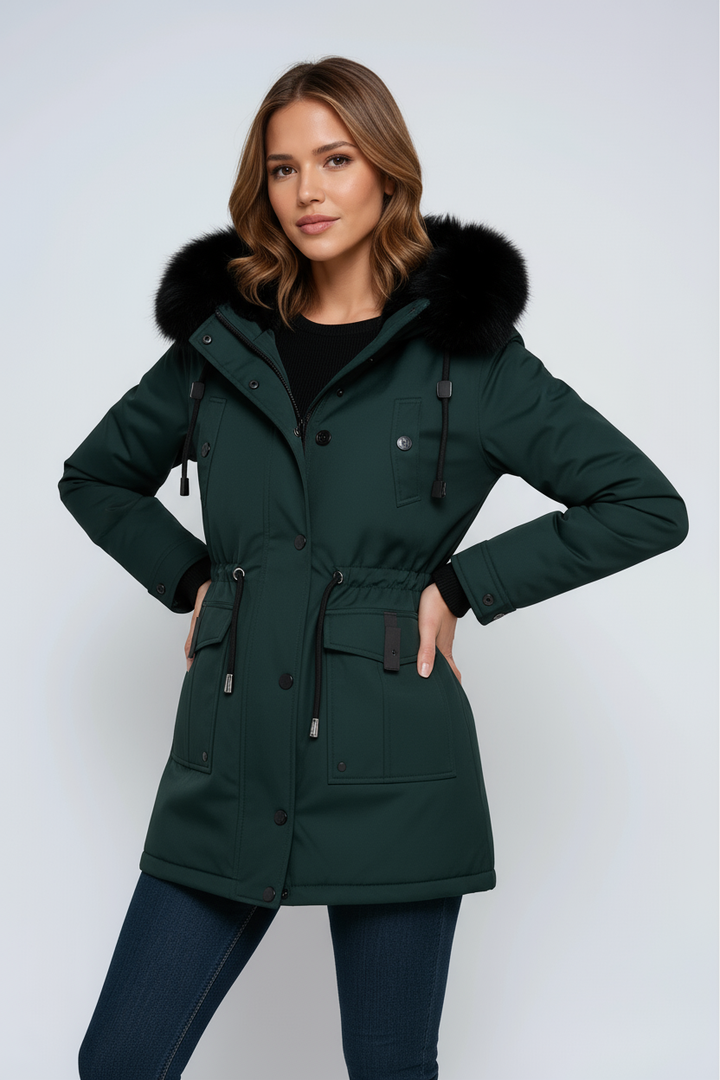 Dameparka med hætte med sort pelskant og taljesnøre