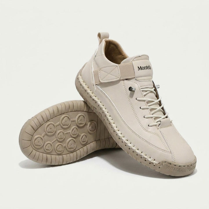 Sneakers med snørebånd, høj krave og kraftig flad sål