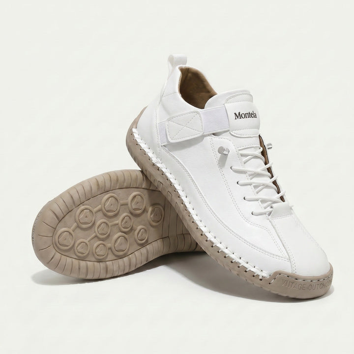 Sneakers med snørebånd, høj krave og kraftig flad sål