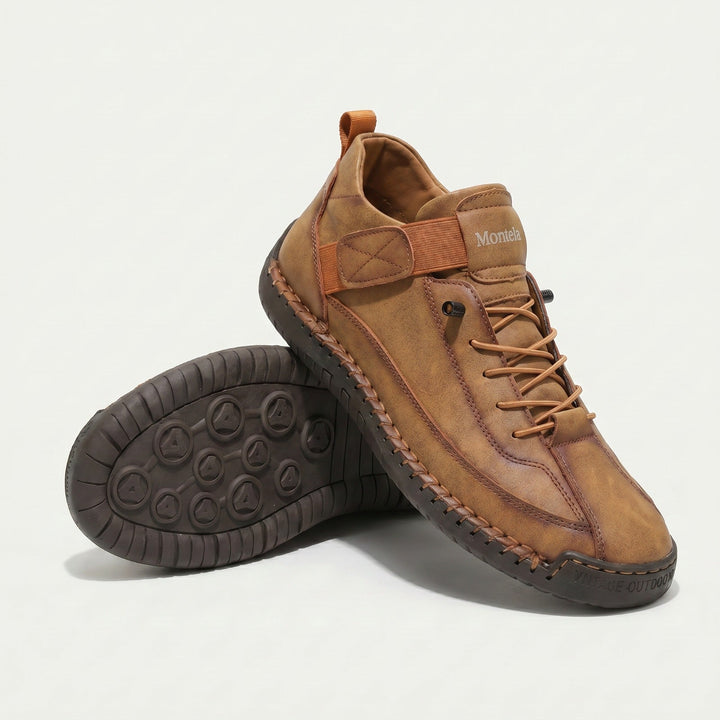 Sneakers med snørebånd, høj krave og kraftig flad sål