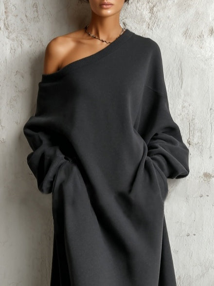 Sort lang sweatshirtkjole med asymmetrisk hals og lange ærmer
