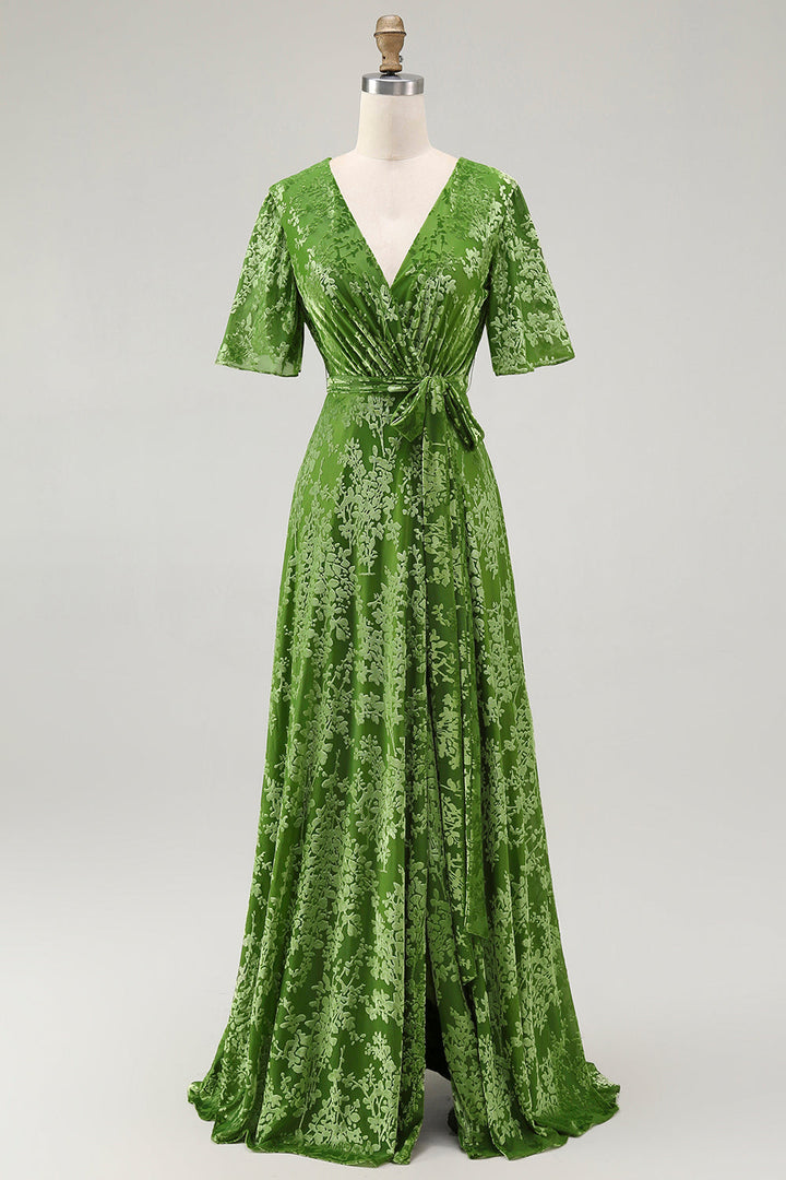 Lang blomstret fløjls kjole med dyb V-hals, korte ærmer og bindebånd