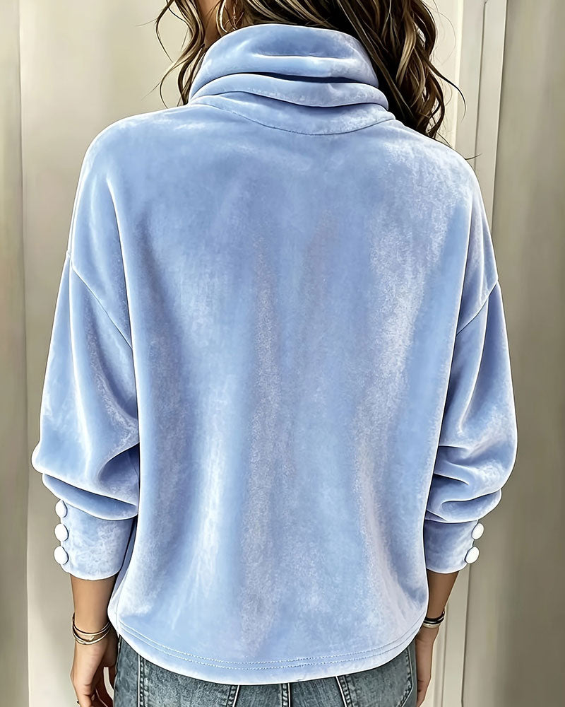 Damebluse med draperet høj hals, lange ærmer og knapper ved manchetterne