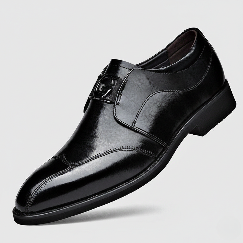 Herreloafers med blank finish og dekorativt metalbeslag