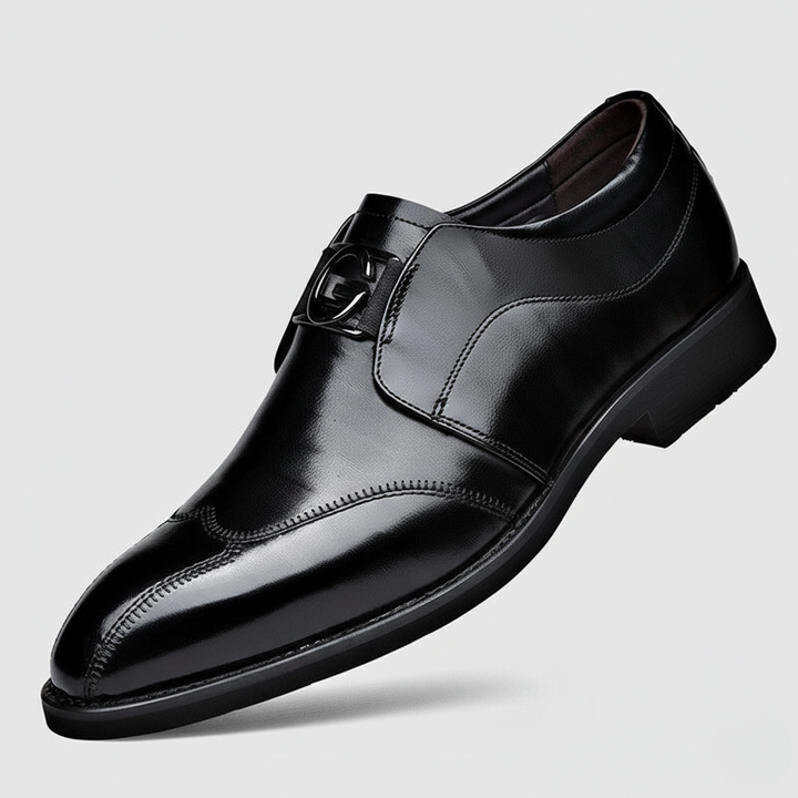Herreloafers med blank finish og dekorativt metalbeslag