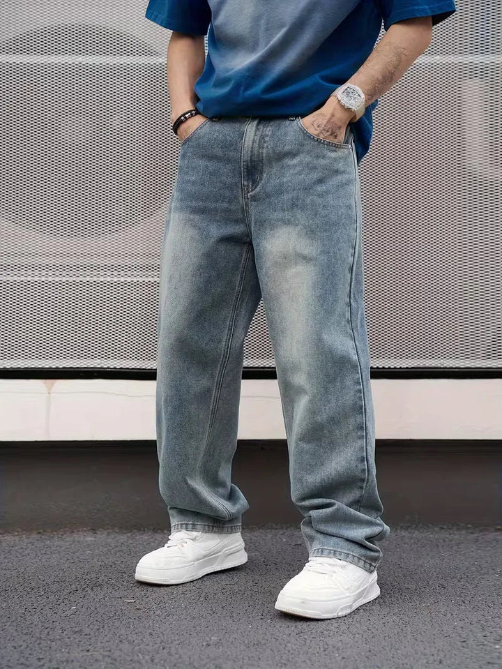 Blå herrejeans med løs pasform og fem lommer