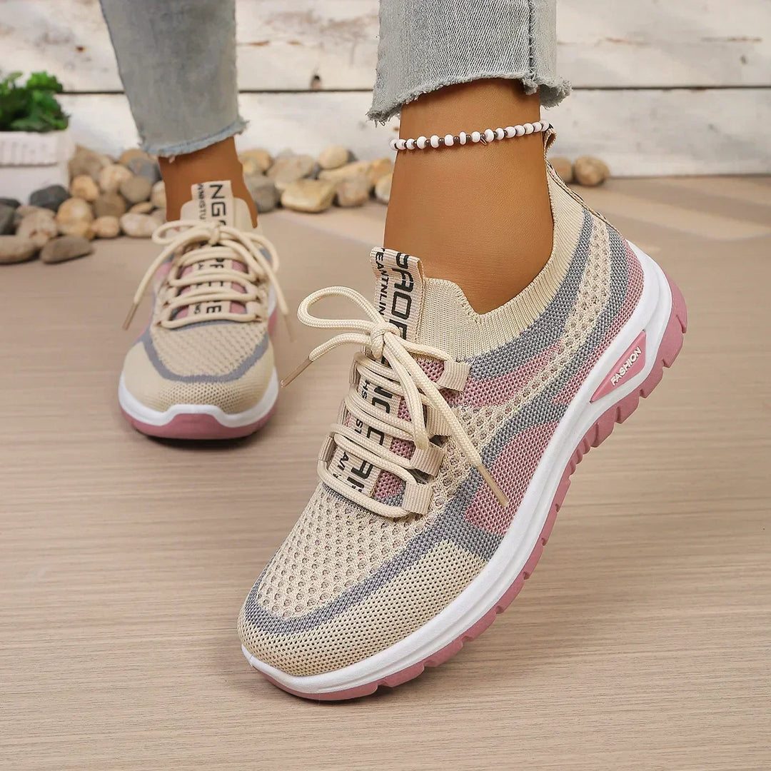 Dame sneakers med snørebånd, kontrastpaneler og profileret sål
