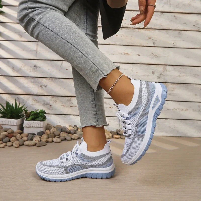 Dame sneakers med snørebånd, kontrastpaneler og profileret sål