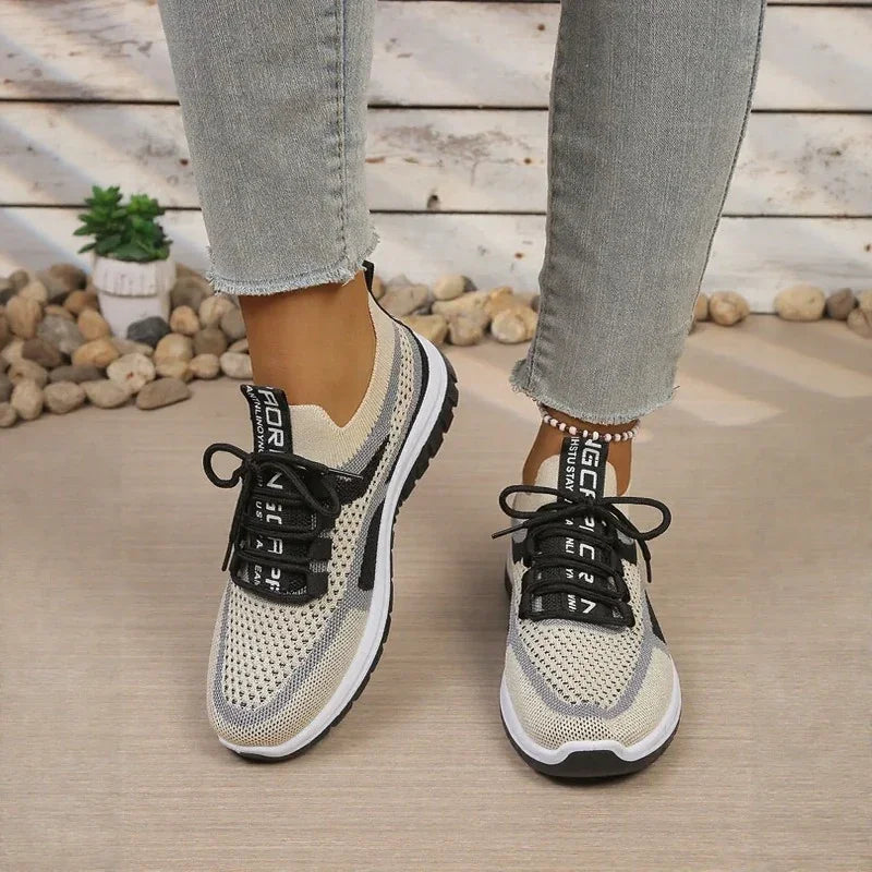 Dame sneakers med snørebånd, kontrastpaneler og profileret sål