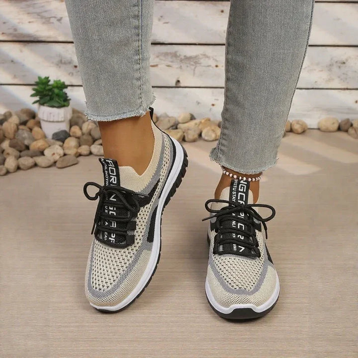 Dame sneakers med snørebånd, kontrastpaneler og profileret sål