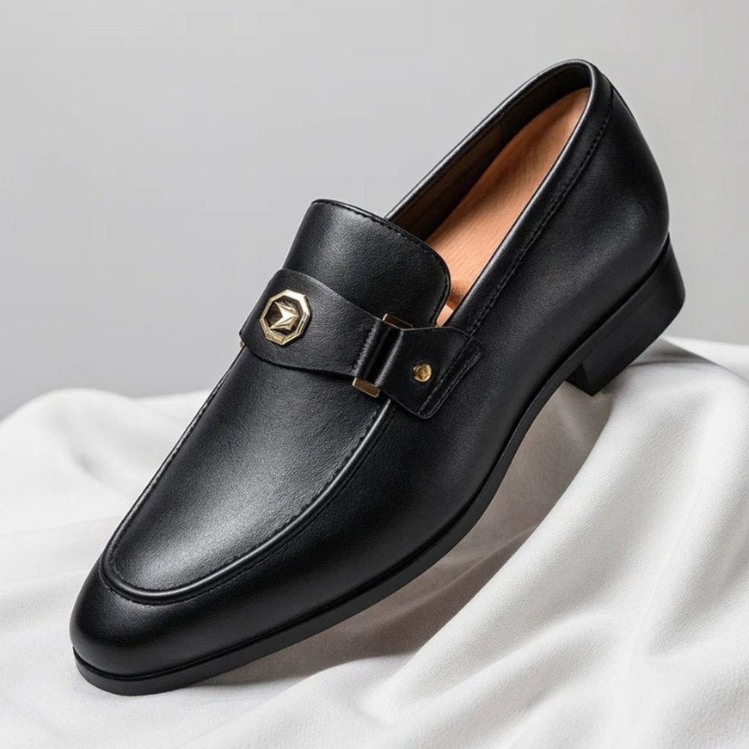 Herre loafers med rem, metalspænde, rund tå og lav hæl