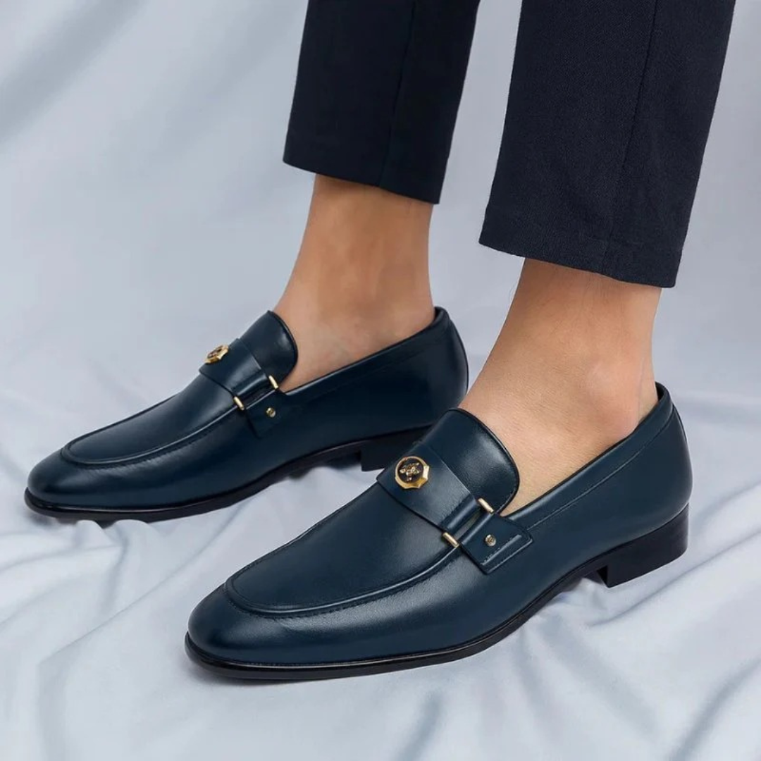 Herre loafers med rem, metalspænde, rund tå og lav hæl
