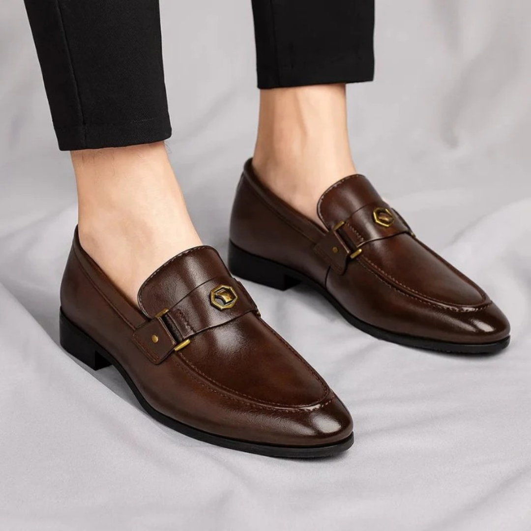 Herre loafers med rem, metalspænde, rund tå og lav hæl