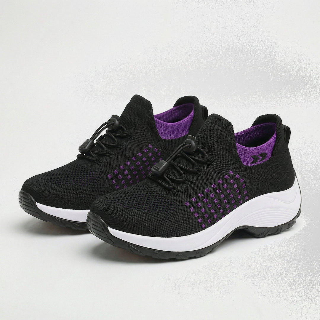 Sorte sneakers med lilla geometriske detaljer, hvid mellemsål og snørelukning