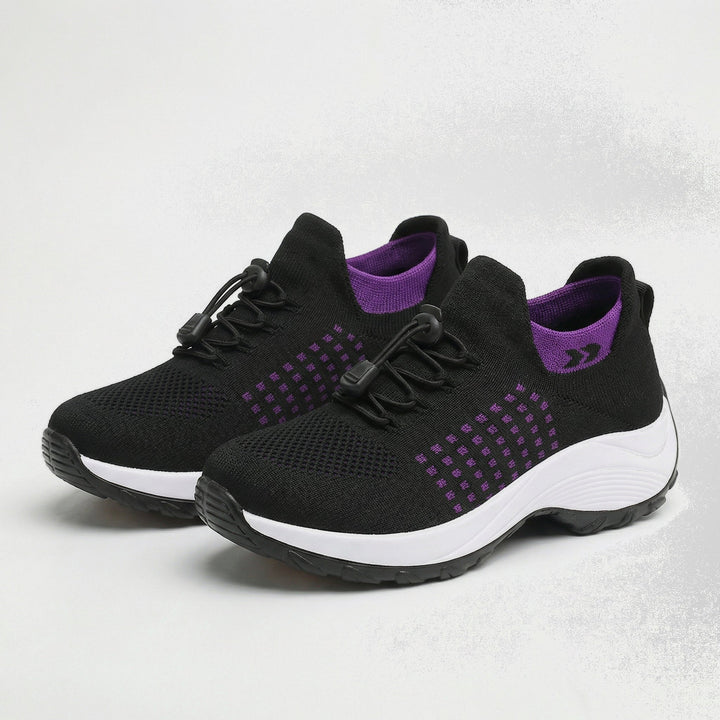 Sorte sneakers med lilla geometriske detaljer, hvid mellemsål og snørelukning