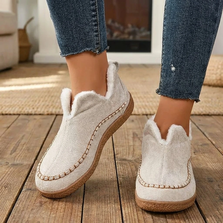 Dame loafers med pelskant, rund tå og flad struktureret sål