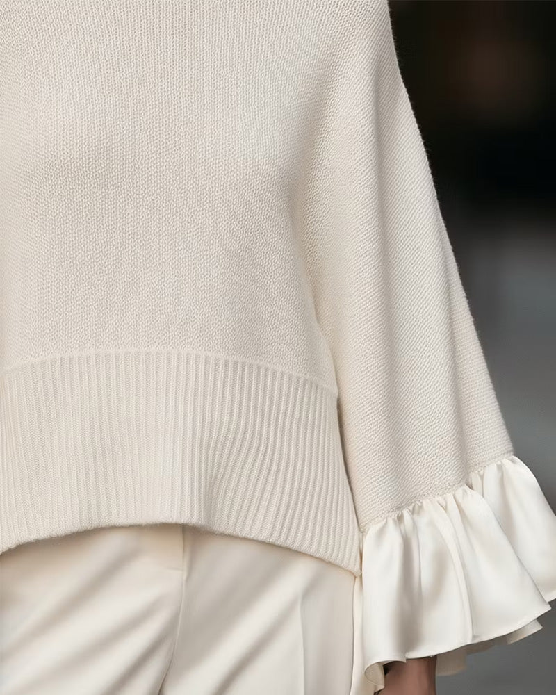 Beige dametrøje med rullekrave og lange ærmer med flæsekanter