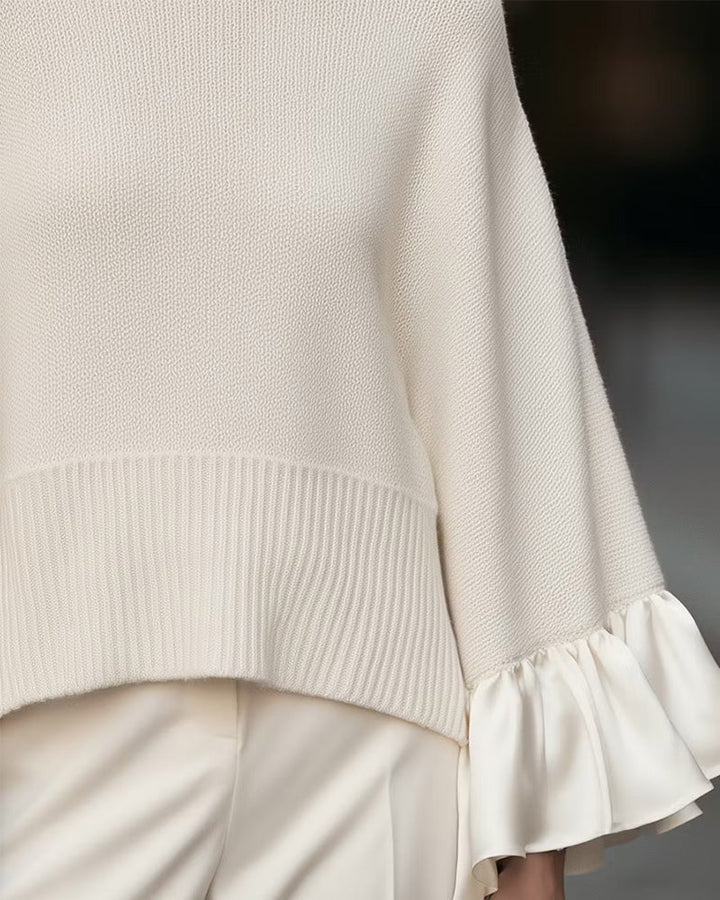 Beige dametrøje med rullekrave og lange ærmer med flæsekanter