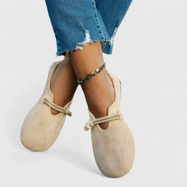 Dame loafers med rund tå, flad sål og dekorativ snor over foden
