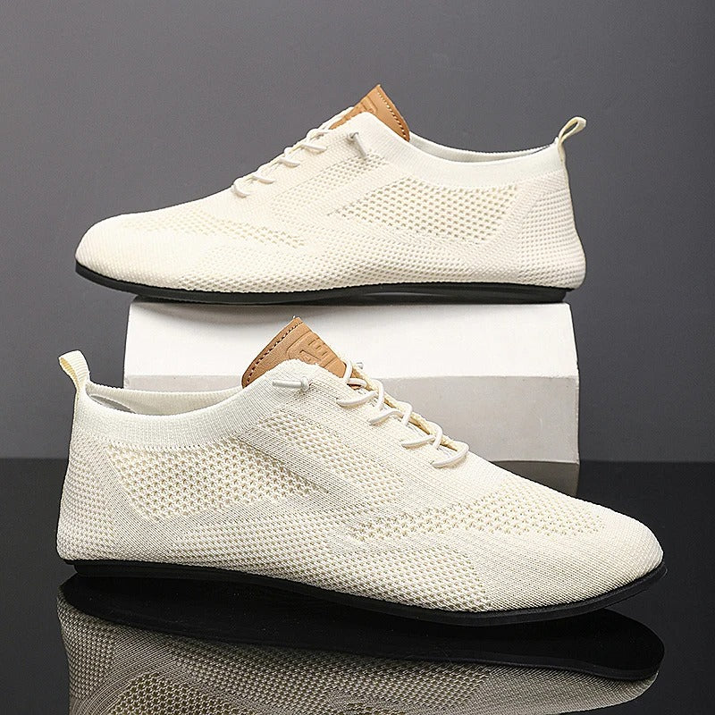 Striksneakers med snørebånd, rund tå og flad sort sål