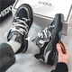 Herre sneakers med snørebånd, paneldetaljer og kraftig sål