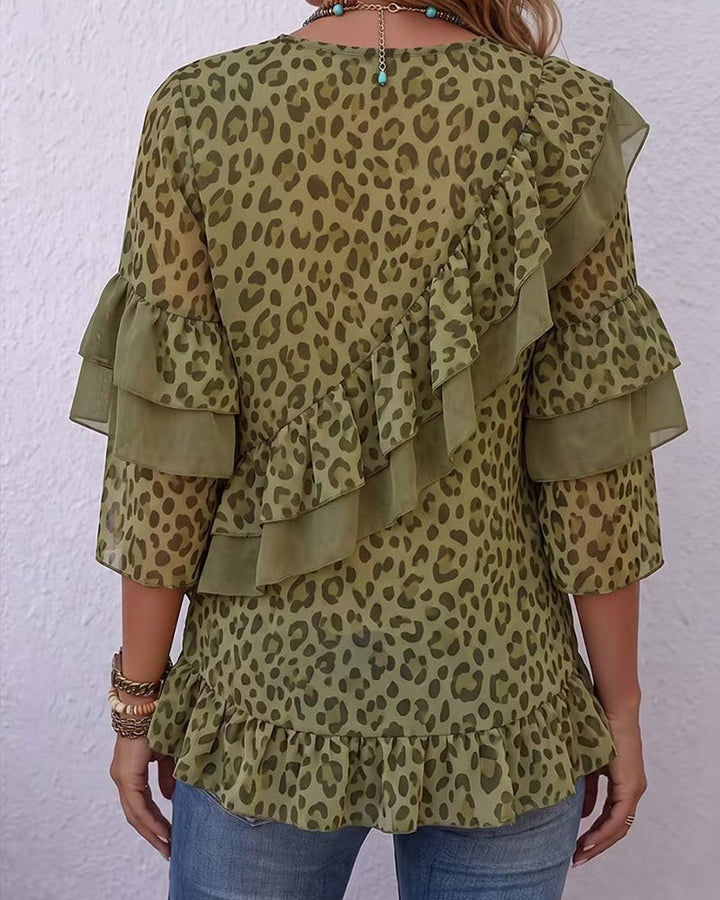 Grøn damebluse med leopardprint, V-hals, trekvartærmer og flæsedetaljer
