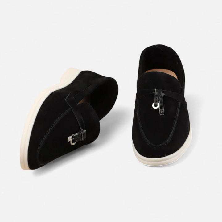 Herre-mocassiner med flad lys sål og dekorative snøredetaljer