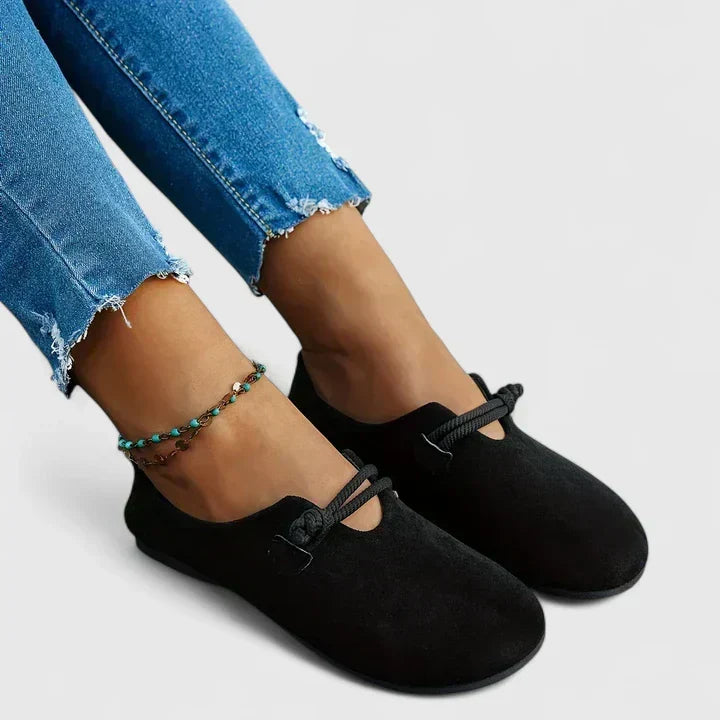 Dame loafers med rund tå, flad sål og dekorativ snor over foden