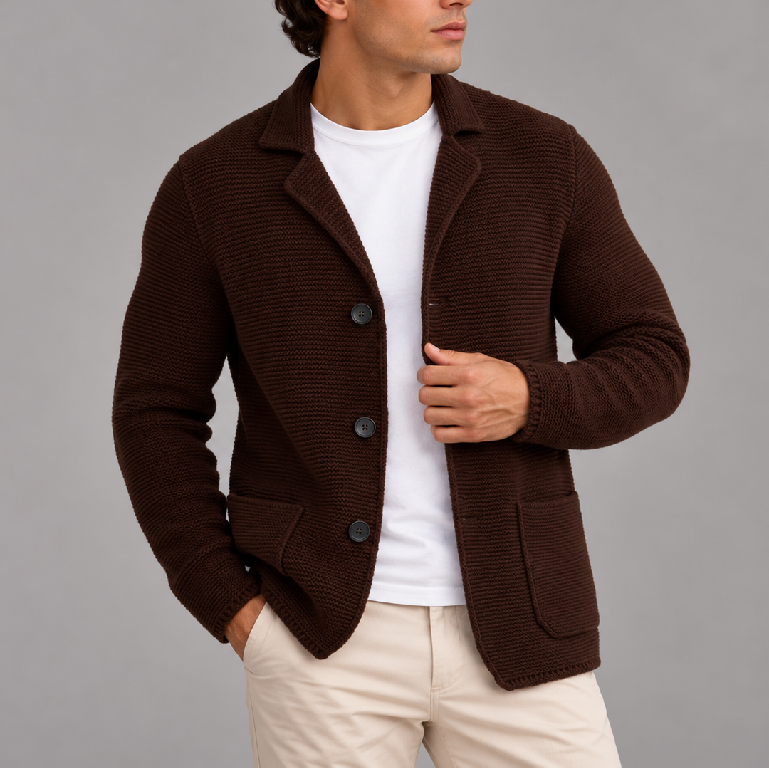 Herre i strikket cardigan med revers, knapper og påsyede lommer