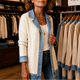 Lang damejakke i ribstrik med denimkrave, denimkanter og knaplukning