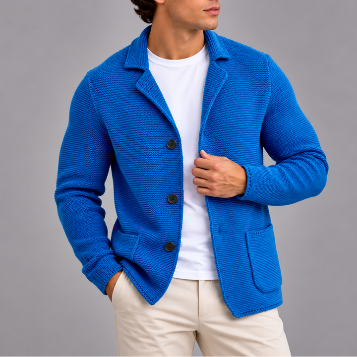 Herre i strikket cardigan med revers, knapper og påsyede lommer