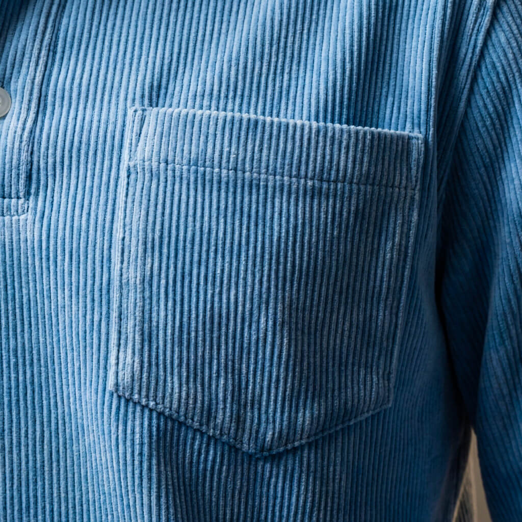 Langærmet herrepoloshirt med ribstruktur, polokrave, knapstolpe og brystlomme