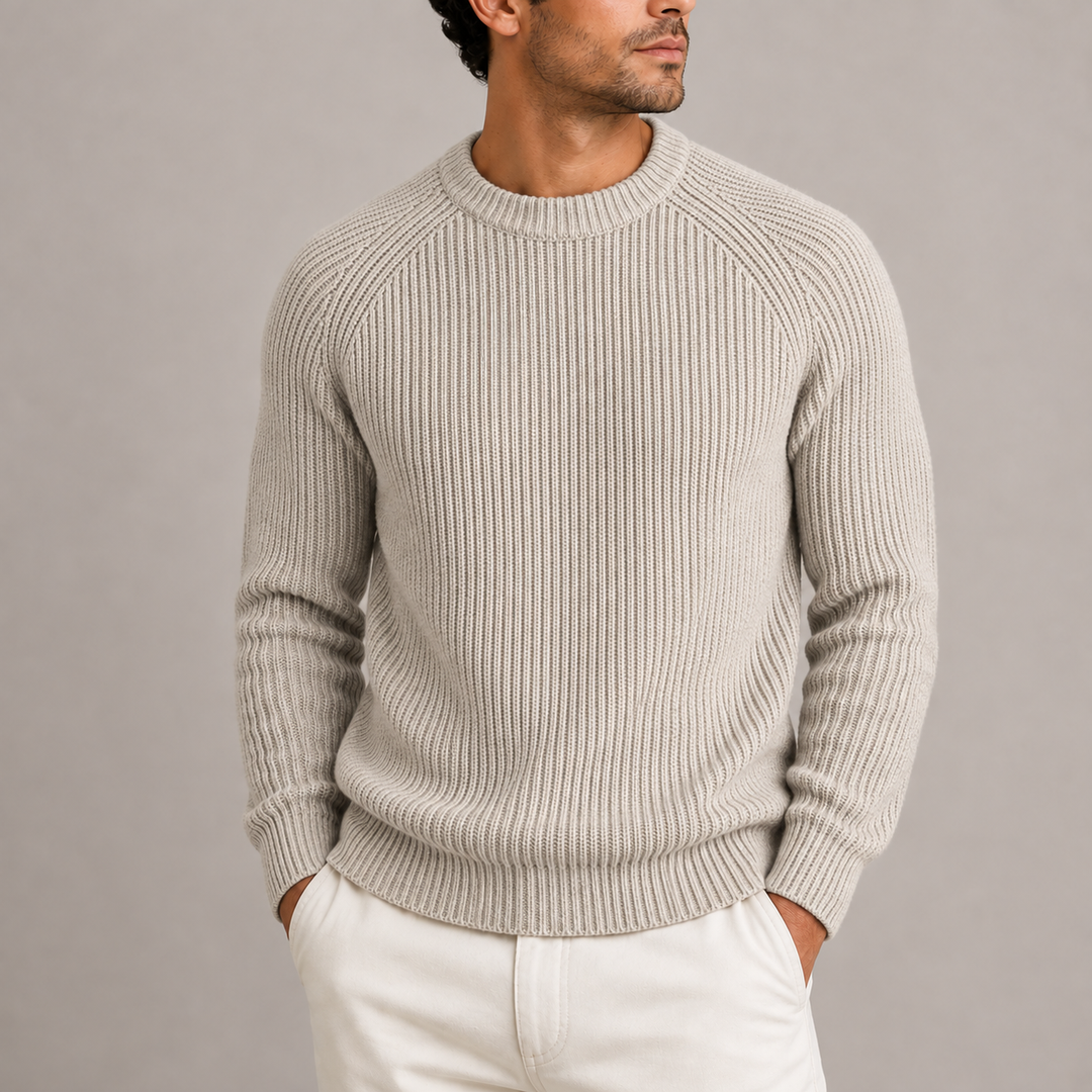 Herre i ribstrikket pullover med rund hals og lange ærmer