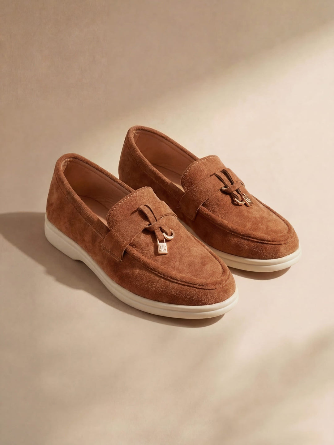 Dame loafers med rund tå, vristrem og flad lys sål