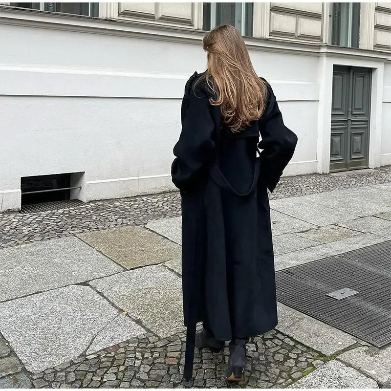Sort dame trenchcoat med bindebælte og dobbeltradet front