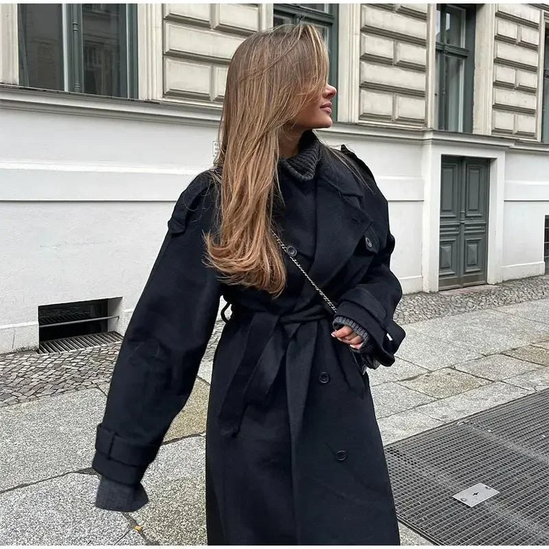 Sort dame trenchcoat med bindebælte og dobbeltradet front