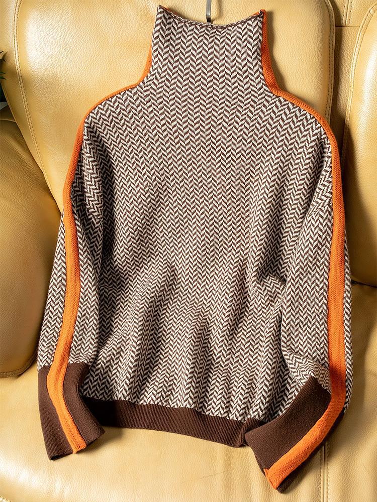 Damebluse med rullekrave, zigzagmønster og lange ærmer