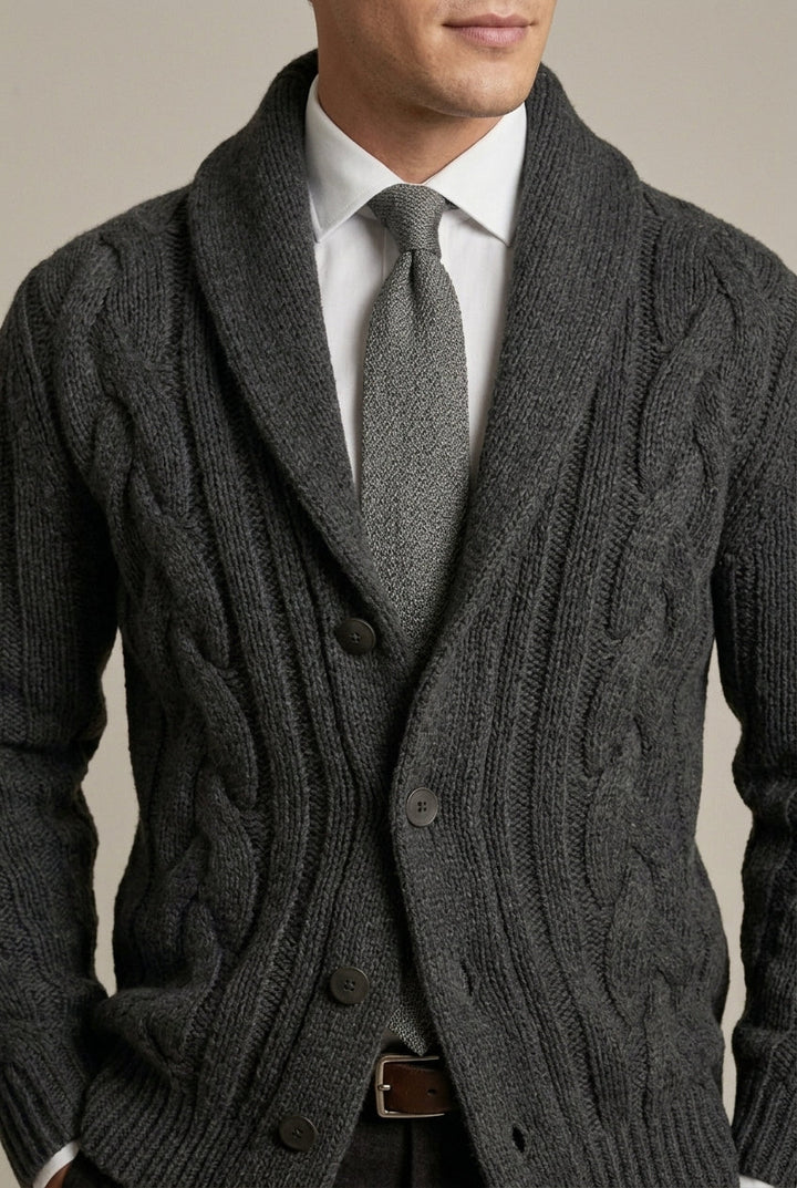 Herrecardigan med kabelstrik, sjalskrave, knapper og lange ærmer