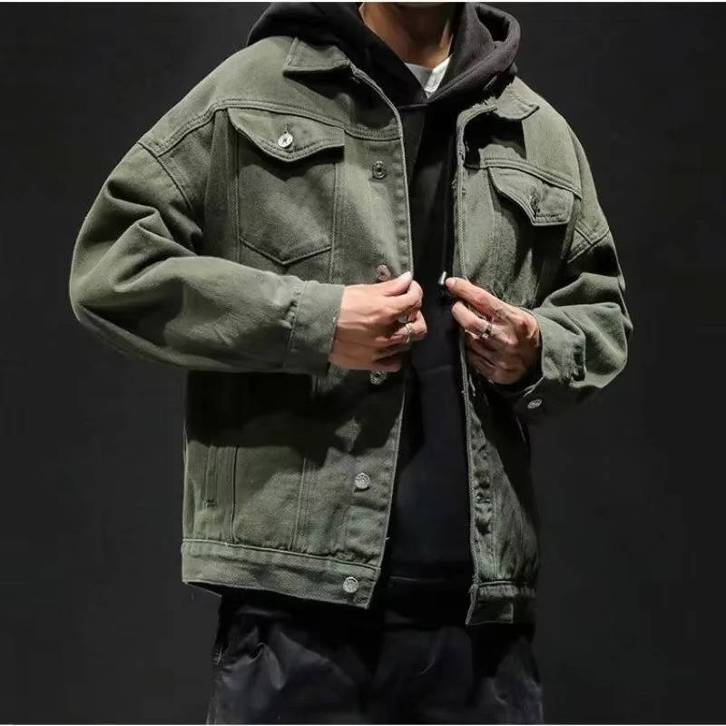 Herre denimjakke med lange ærmer, knaplukning og to brystlommer