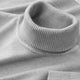 Ensfarvet herrestriktrøje med høj rullekrave og ribstruktur