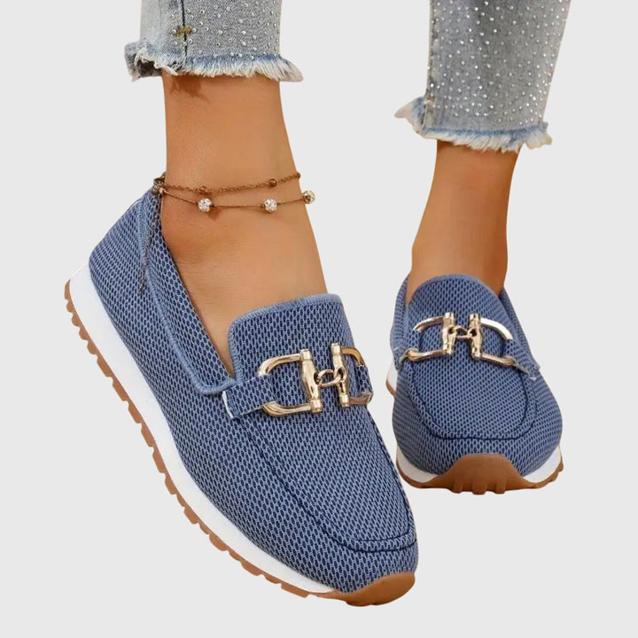 Dame loafers med guldfarvet spænde, rund tå og flad sål