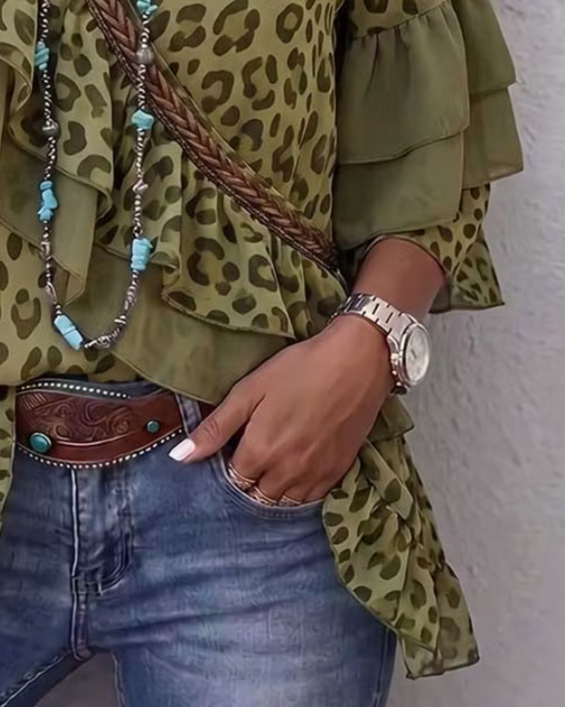 Grøn damebluse med leopardprint, V-hals, trekvartærmer og flæsedetaljer