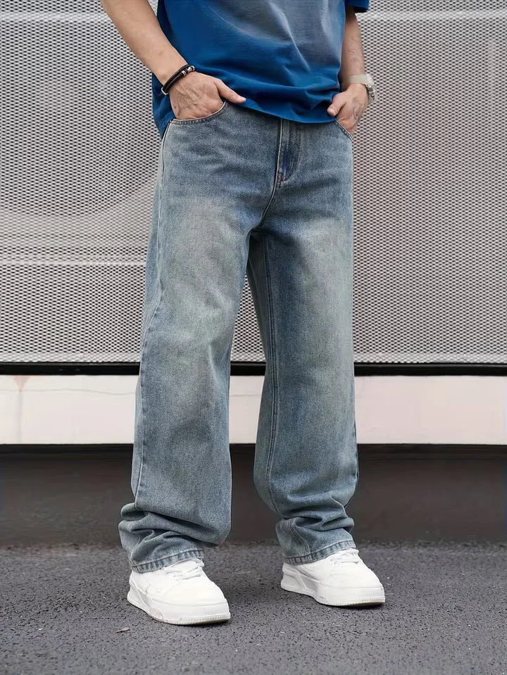 Blå herrejeans med løs pasform og fem lommer