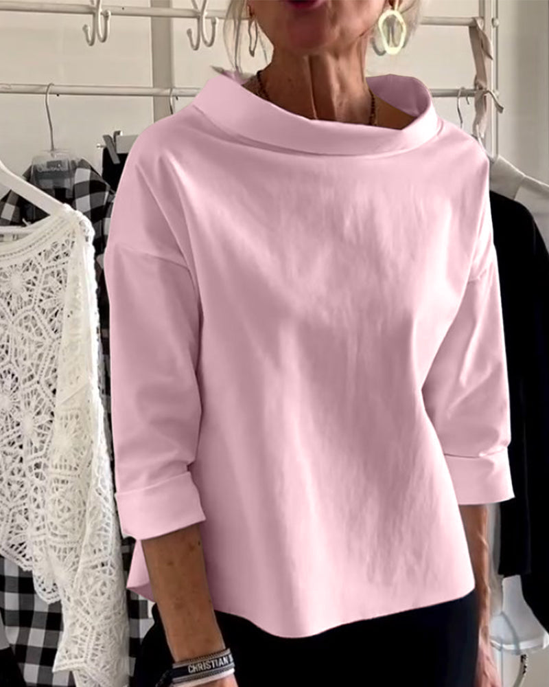 Damebluse med bred rund hals og 3/4-lange ærmer
