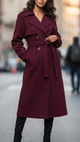 Bordeaux dame-trenchcoat med reverskrave, knapper og bindebælte