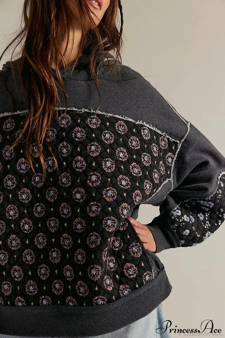 Damehættetrøje med hætte og blomstret quiltet paneldesign