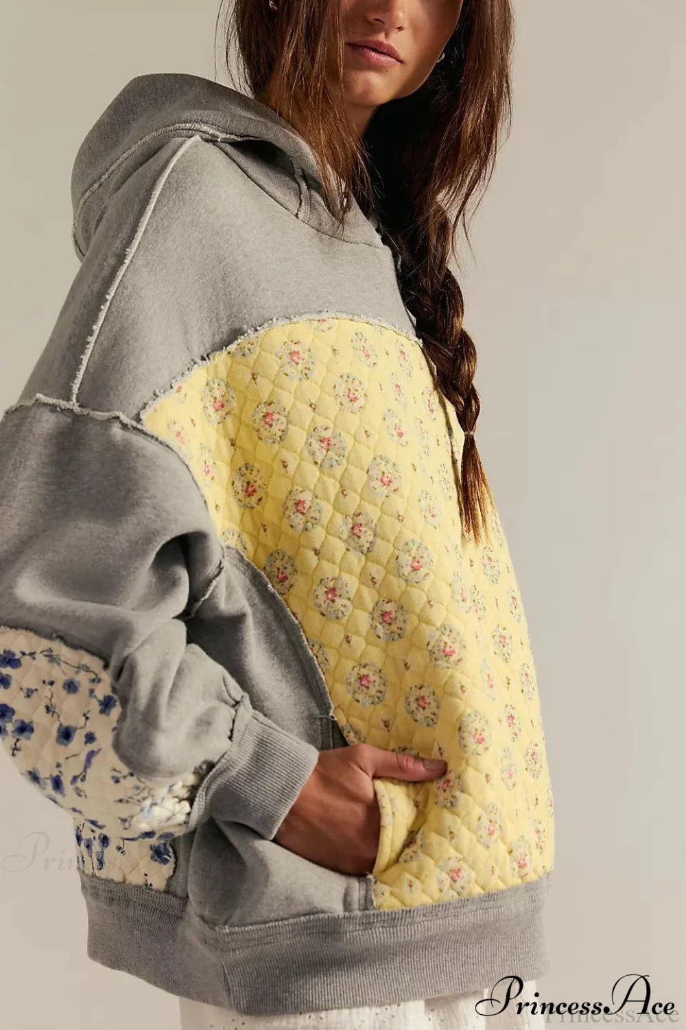 Damehættetrøje med hætte og blomstret quiltet paneldesign