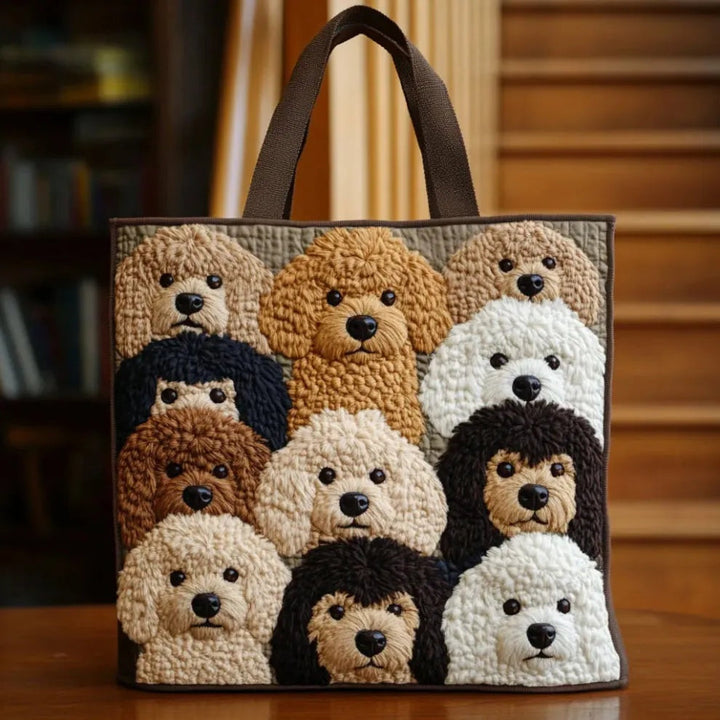 Quiltet shopper med dobbelt håndtag og dekorativt blomstret kunstmotiv