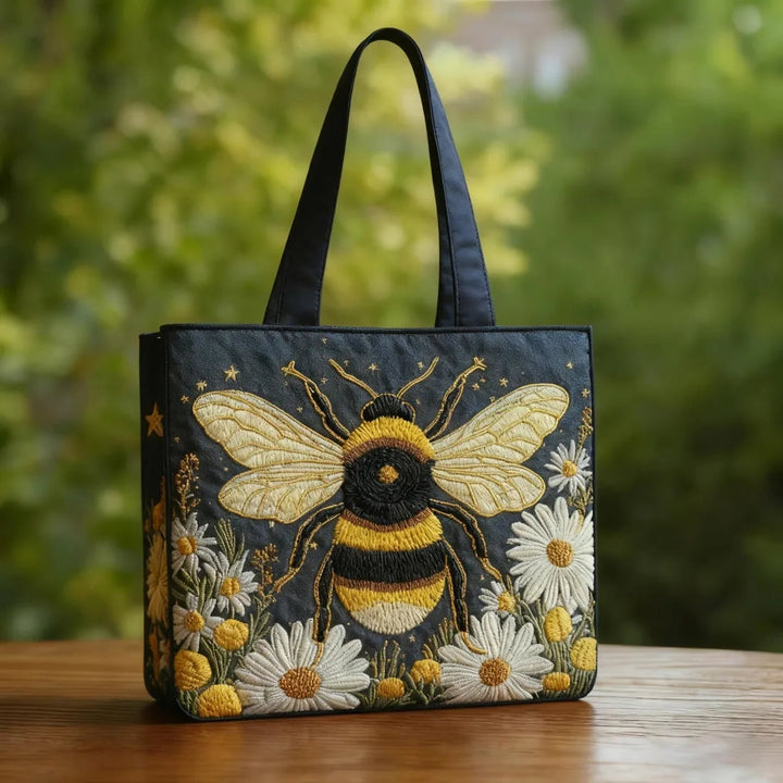 Quiltet shopper med dobbelt håndtag og dekorativt blomstret kunstmotiv