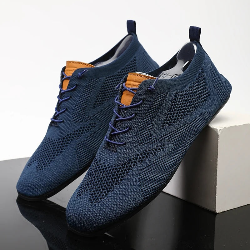 Striksneakers med snørebånd, rund tå og flad sort sål
